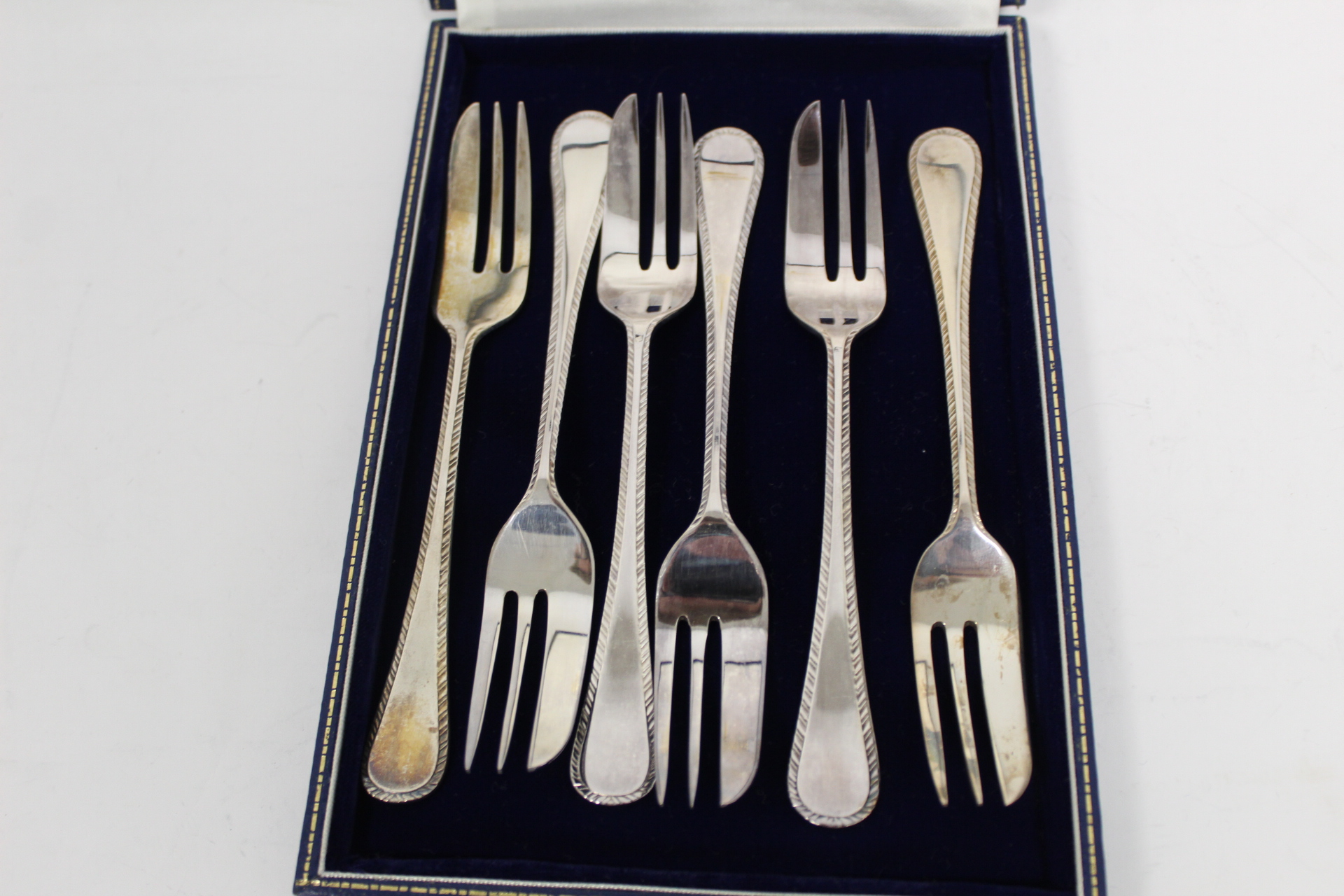 Set of six silver pastry forks with feather edges, Mappin & Webb, cased. 6 oz. - Image 2 of 3