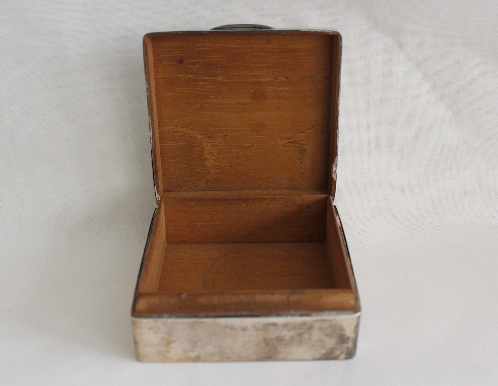 Silver engine turned cigarette box on bracket feet, 19cm and another smaller. (2) - Image 6 of 7