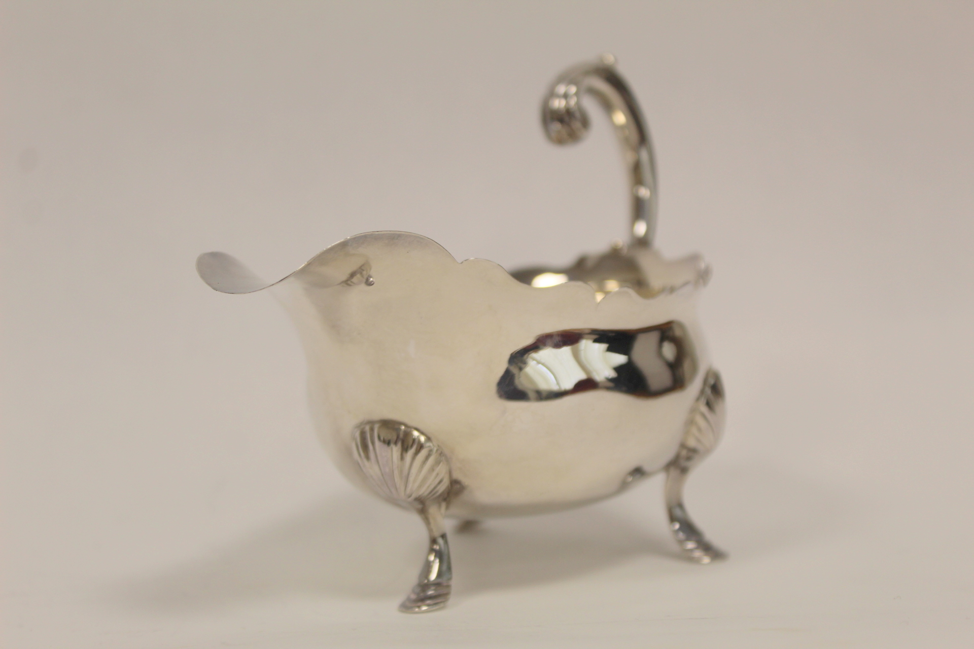 Silver sauce boat with flying scroll handle and waved edge on pad feet, by Robert Cox 1752, 5 1/2 - Image 2 of 3