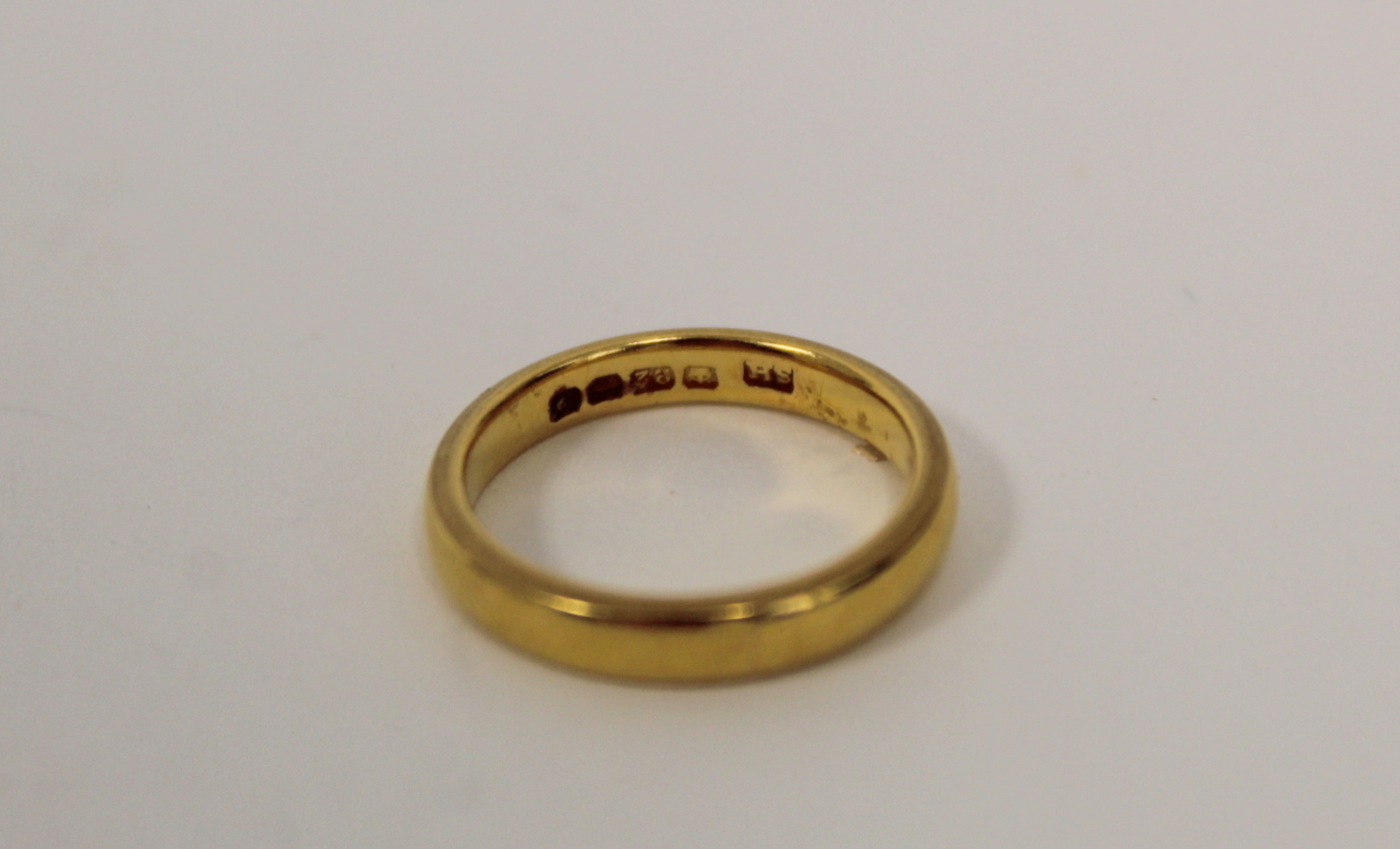 22ct gold band ring, 4g. Size 'I'.