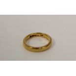 22ct gold band ring, 4g. Size 'I'.