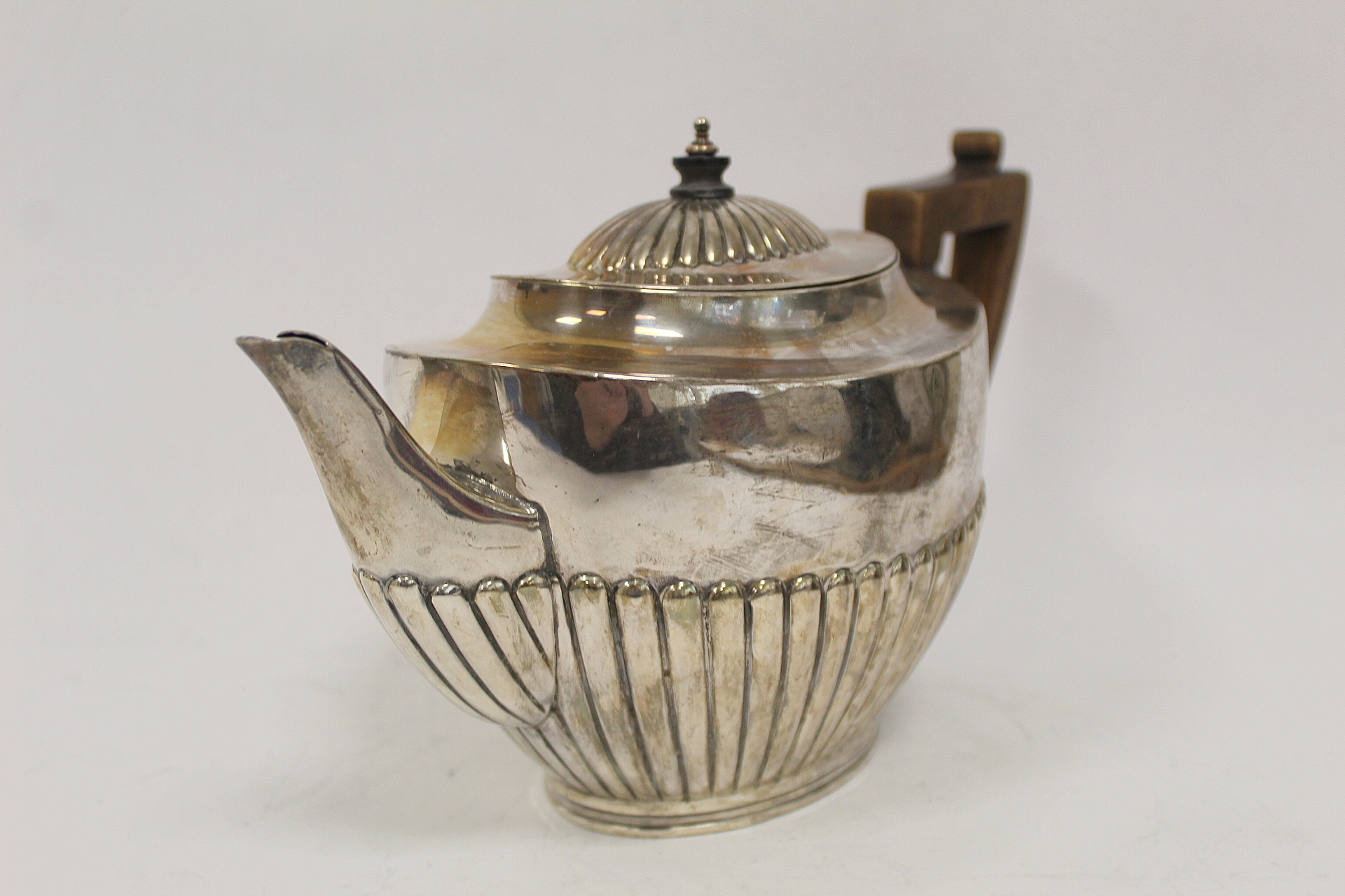 Silver tea pot, oval part fluted, by E. Hutton 1885, 18 oz / 500g. - Image 3 of 5