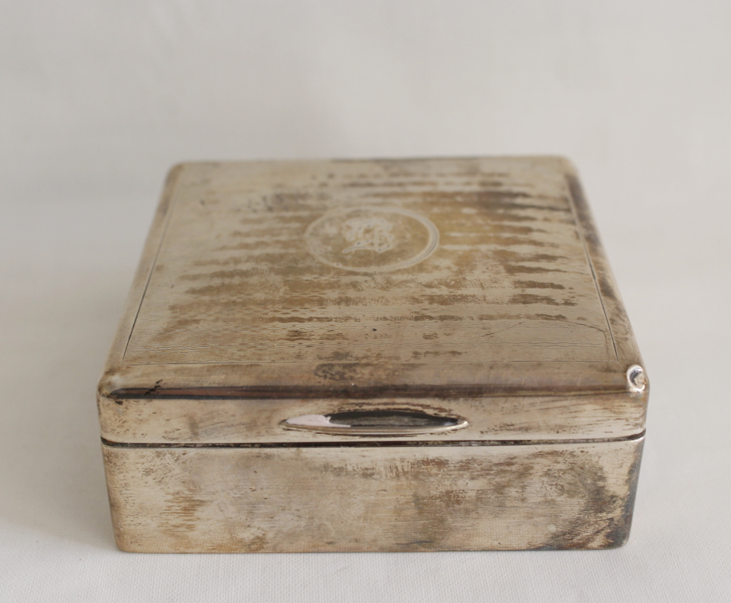 Silver engine turned cigarette box on bracket feet, 19cm and another smaller. (2) - Image 5 of 7