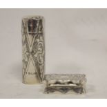 Silver engraved vinaigarette with shaped edges by Edward Smith, Birmingham 1855, 29 mm and an