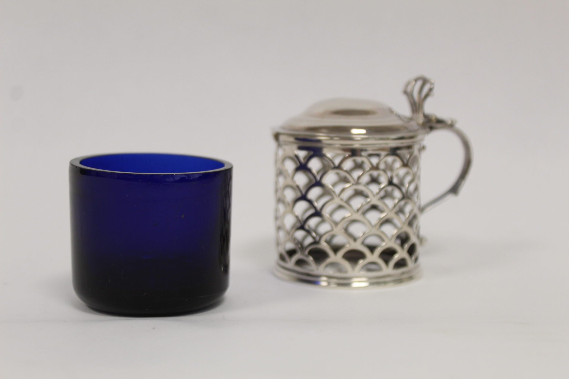 Silver drum mustard pot pierced with scales, with moulded lid, by Michael Plummer 1796, 3 oz. - Image 3 of 4