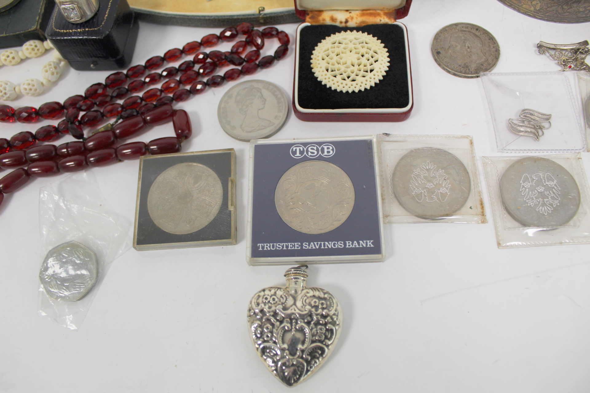 Silver circular box '800', various coins, beads and other items. - Image 3 of 7