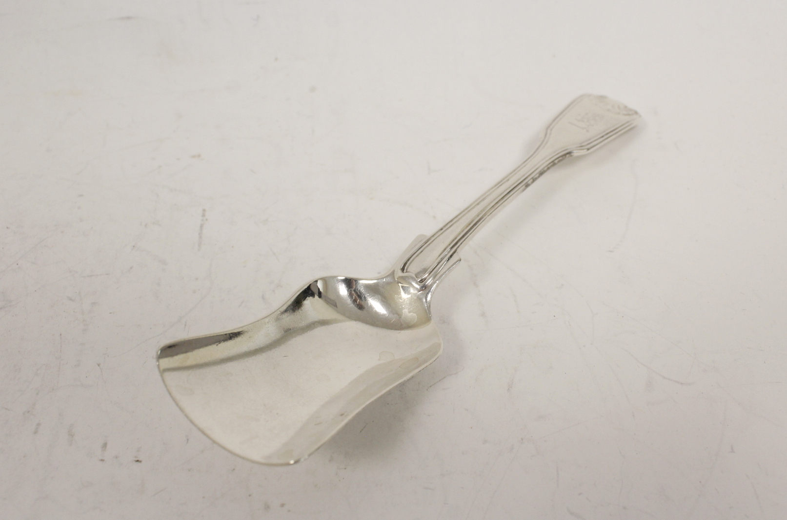 Four silver tablespoons, fiddle, thread and shell 1830/1863 and a similar jam spoon 14oz 440g. - Image 5 of 6