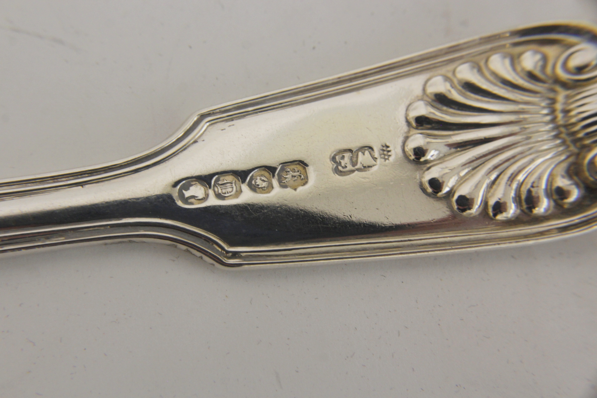 Four silver tablespoons, fiddle, thread and shell 1830/1863 and a similar jam spoon 14oz 440g. - Image 3 of 6