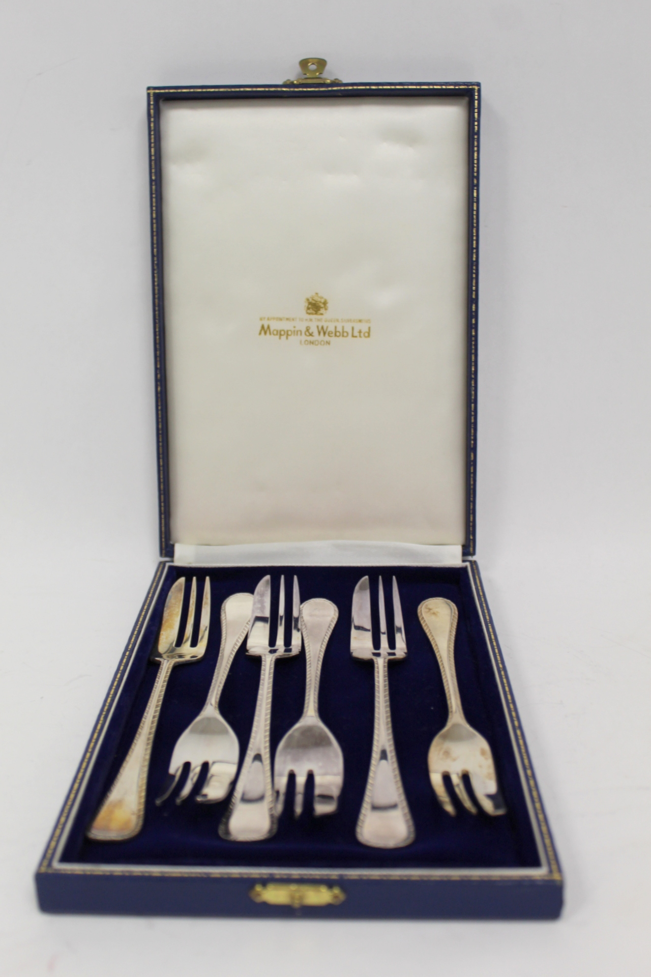 Set of six silver pastry forks with feather edges, Mappin & Webb, cased. 6 oz.