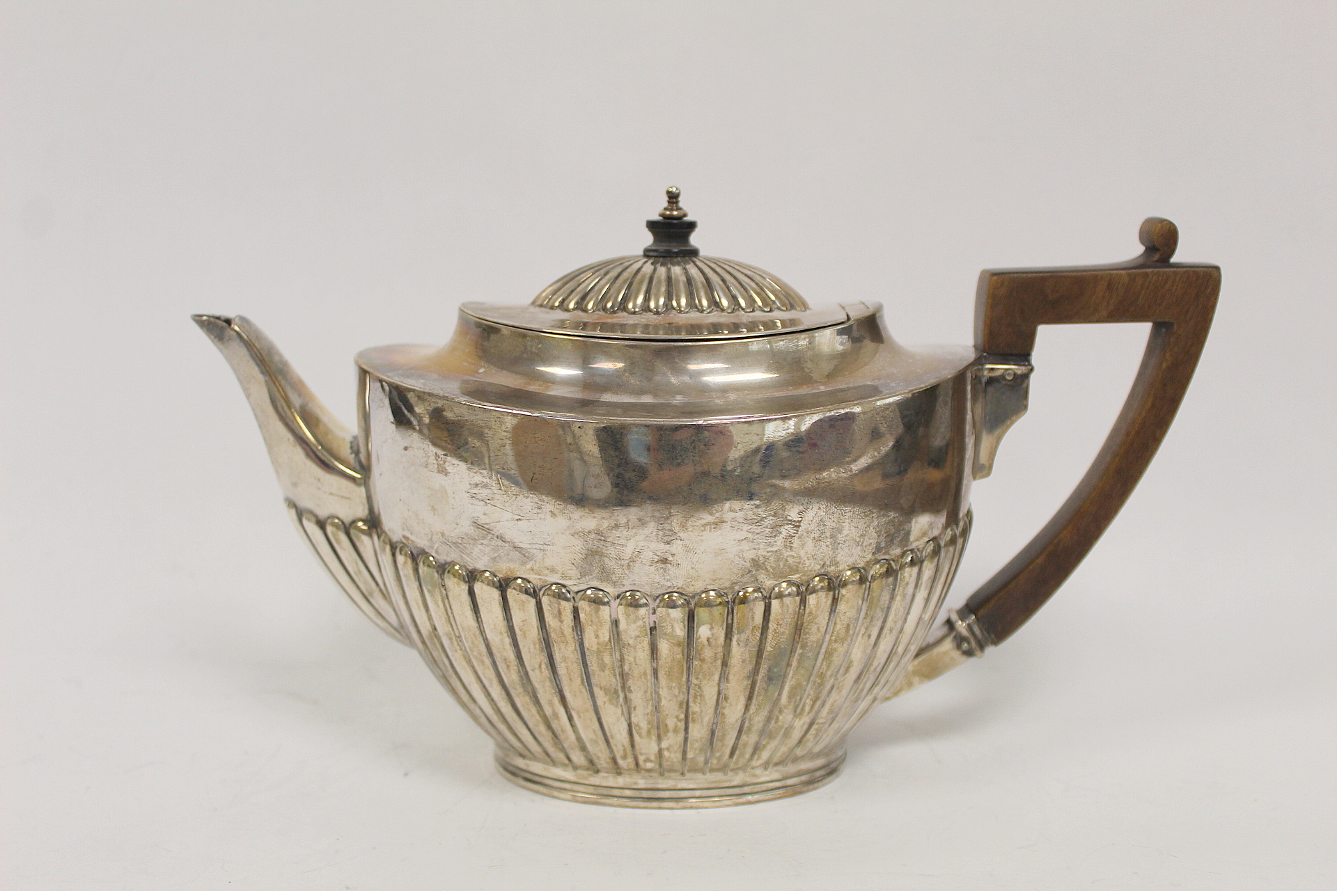 Silver tea pot, oval part fluted, by E. Hutton 1885, 18 oz / 500g. - Image 2 of 5