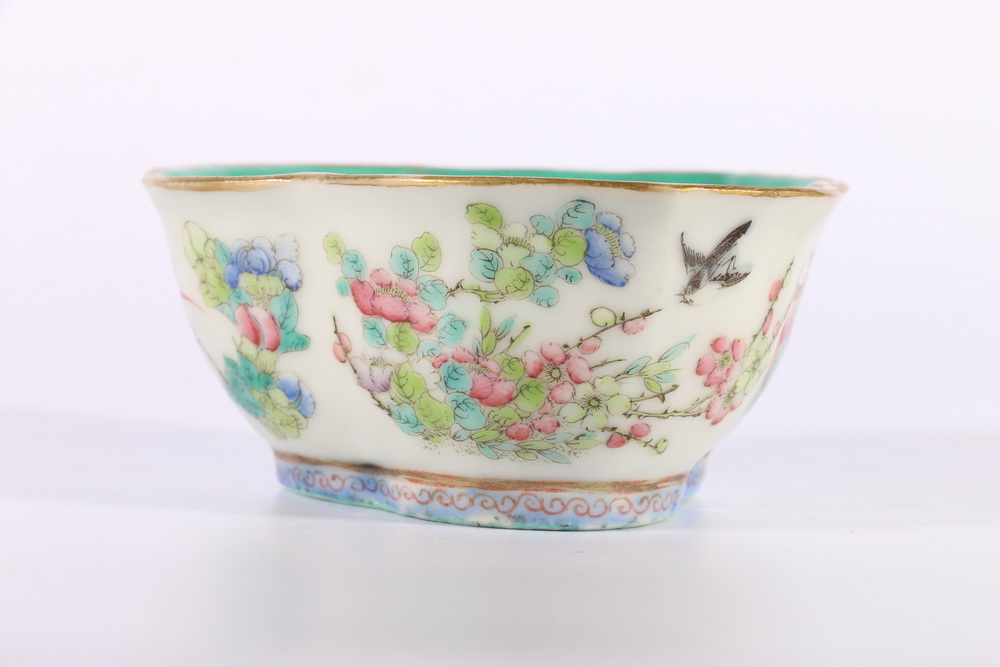 Late 19th or early 20th Century Chinese famille rose tri-lobed vase decorated with flowers, birds - Image 2 of 3