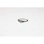 18ct white gold and platinum diamond ring, the central diamond approximately 0.5ct, flanked by two