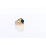 9ct yellow gold American style graduation ring set with faceted blue stone, ring size Q, 10.1g gross