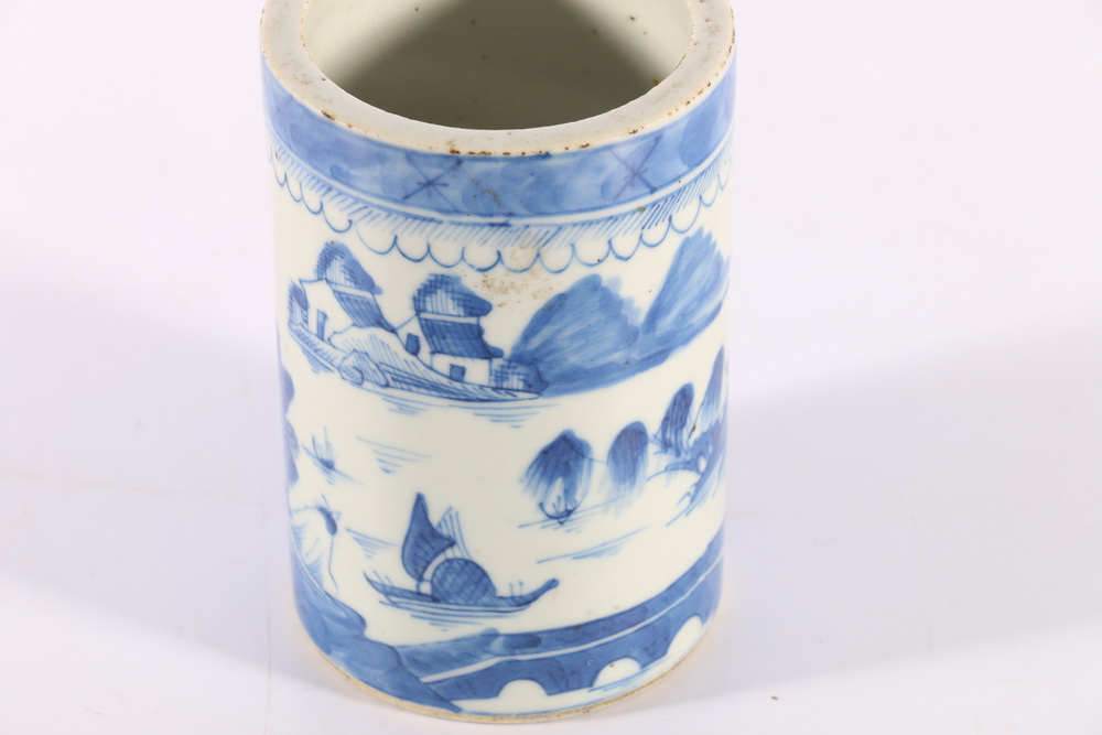 Chinese 19th century blue and white brush pot decorated with landscape scenes, 11.5cm - Image 2 of 3