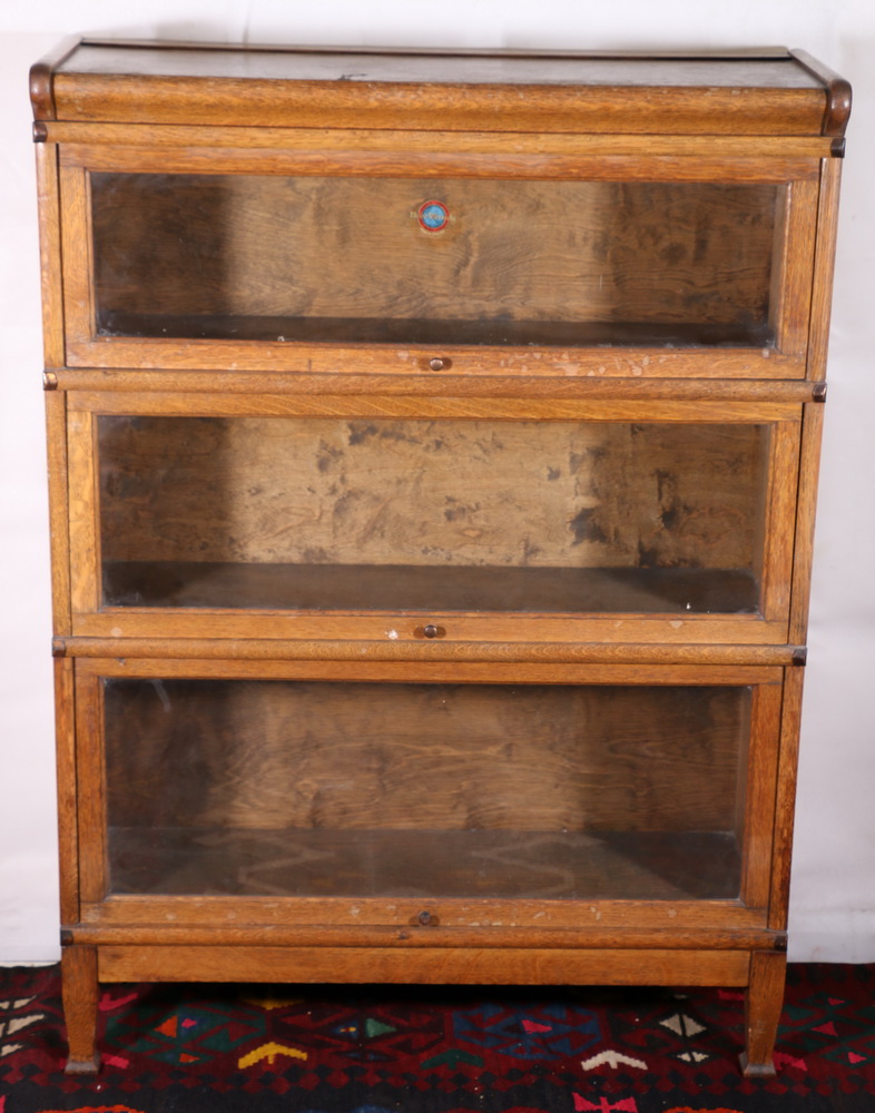 Oak Globe Wernicke stacking bookcase of three sections, 120cm tall, 86cm wide