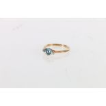18ct gold and platinum three stone dress ring having central aquamarine flanked by two small