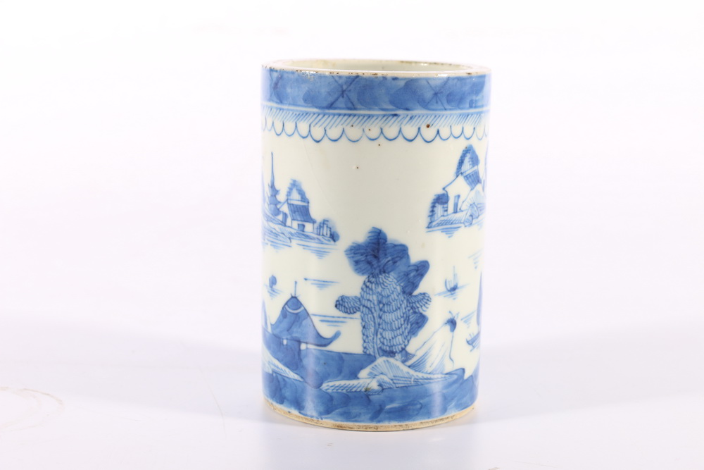 Chinese 19th century blue and white brush pot decorated with landscape scenes, 11.5cm