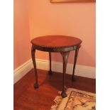 20th century mahogany circular occasional table in the Georgian style, pie crust edge, on cabriole
