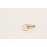 Single pearl set ring, probably 15. 2.9g