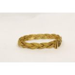 Gold bracelet of twisted chevron mesh "750". 22g