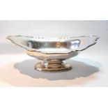 Silver fruit bowl of boat shape with waved, moulded edge, Sheffield 1907, 16oz.