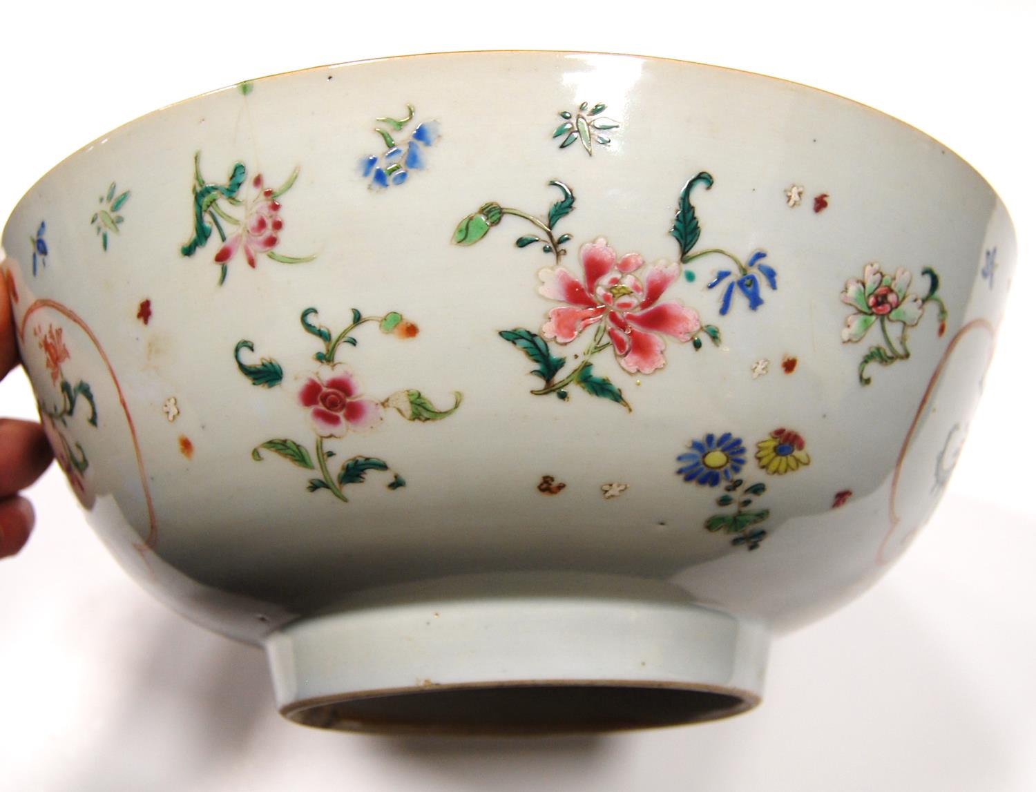 19th century Canton famille rose punch bowl decorated with chrysanthemums with a pink and blue - Image 6 of 6