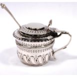 Silver mustard pot embossed in the late 17th century manner, with spoon, 1878/1880, 4oz.