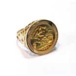 Half sovereign ring, 1982, detachable 9ct gold mount, size S.