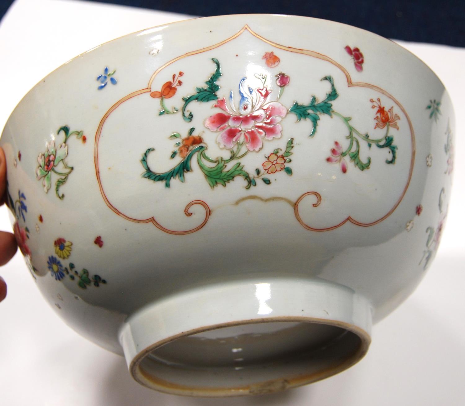 19th century Canton famille rose punch bowl decorated with chrysanthemums with a pink and blue - Image 5 of 6