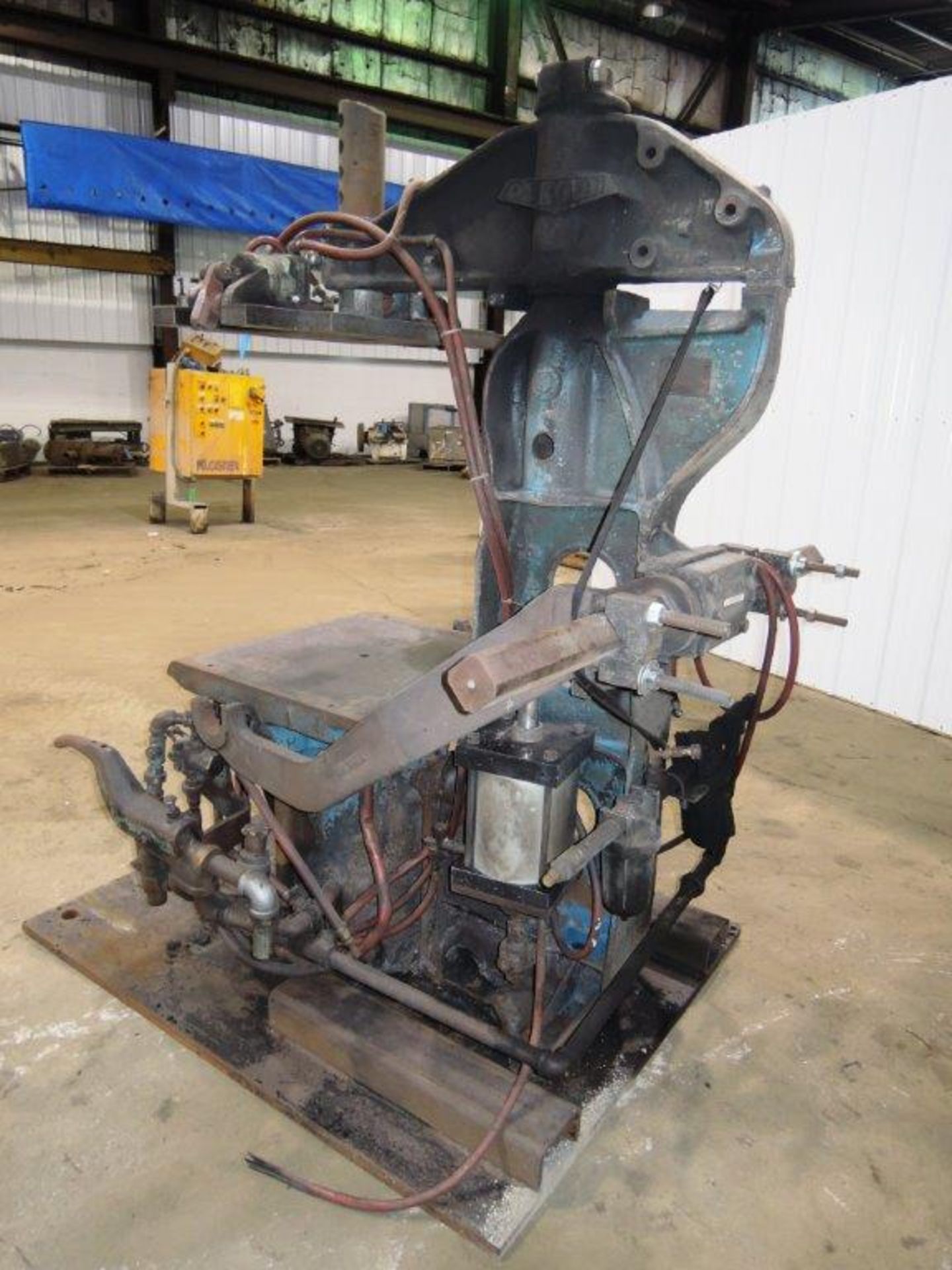 Osborn model 3161-12 rotolift molding machine s/n 14887-f without matchplate handler (this machine - Image 3 of 4