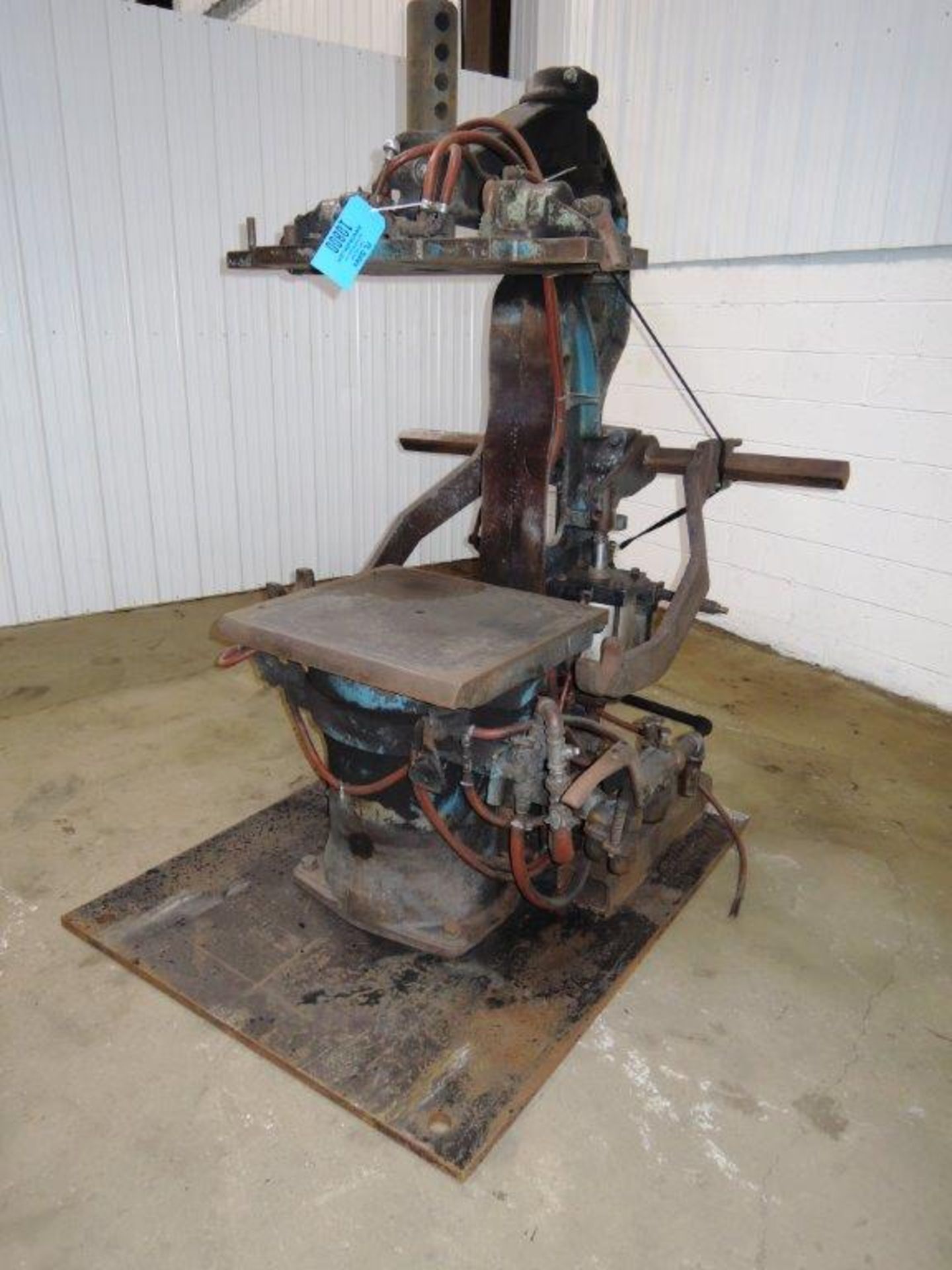 Osborn model 3161-12 rotolift molding machine s/n 14887-f without matchplate handler (this machine - Image 2 of 4