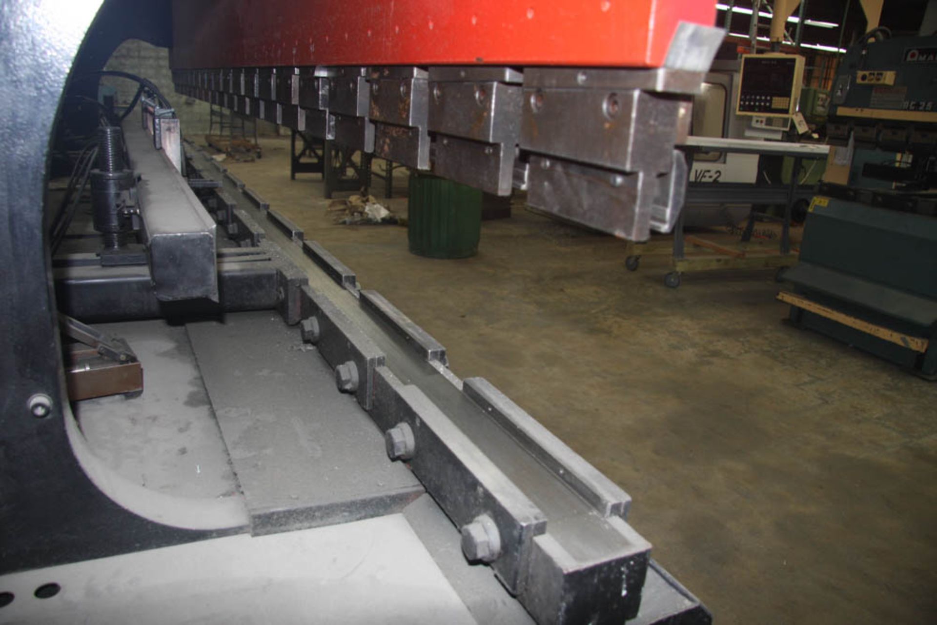 100 TON X 161.4" AMADA FAB-1040E PRESS BRAKE, W/ 129.9" BETWEEN HOUSING, 15.75" THROAT, 3.94" - Image 14 of 14