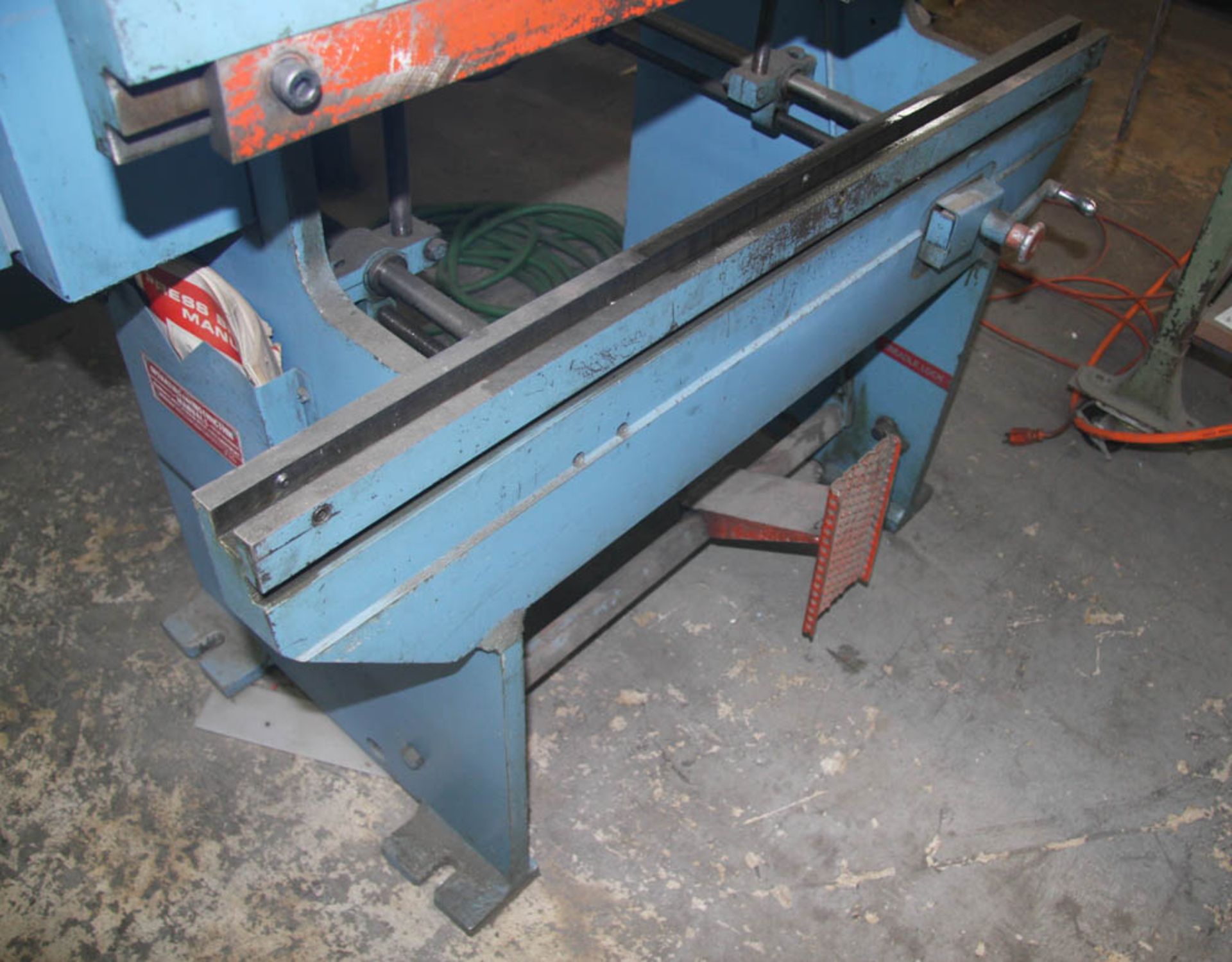 15 TON X 4' NIAGARA IB-15-3-4 MECHANICAL PRESS BRAKE, W/ 2" STROKE, 1-1/2" RAM ADJUSTMENT, 8" SHUT - Image 3 of 7