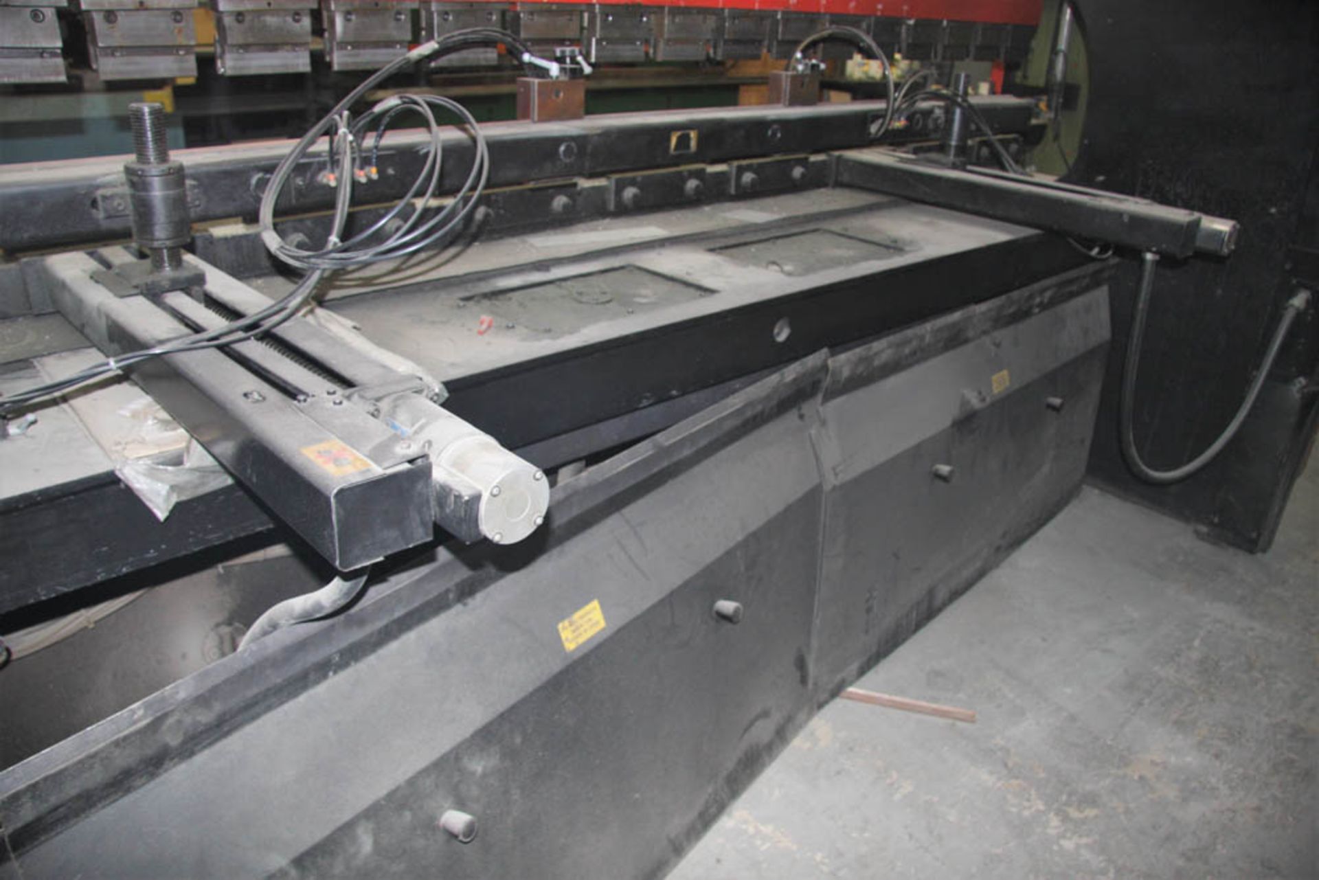 100 TON X 161.4" AMADA FAB-1040E PRESS BRAKE, W/ 129.9" BETWEEN HOUSING, 15.75" THROAT, 3.94" - Image 6 of 14