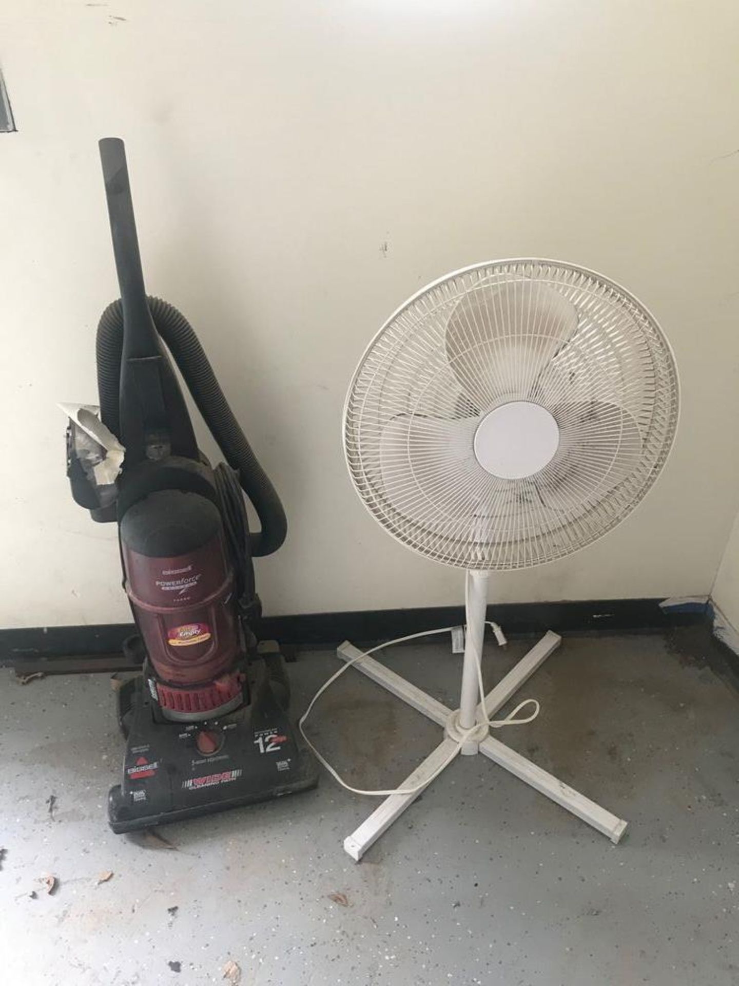 Fan & Bissell Powerforce Bagless Vacuum