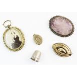 An assortment of Victorian and later jewellery, including an oval locket pendant, with glazed