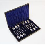 An Edwardian set of twelve Old English pattern silver teaspoons and a pair of sugar nips, Levesley