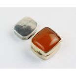 A George IV gold pill box, of rounded rectangular form, hinged lid set with an amber cabochon, 2cm x