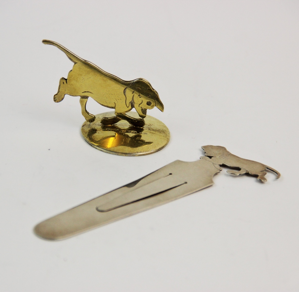 A George V silver bookmark, Sampson Mordan & Co Ltd, Chester 1916, modelled as a stylised dog ' - Bild 2 aus 2