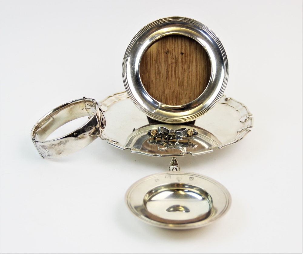 A silver waiter, Edward Barnard & Sons Ltd, London 1972, with plain polished tray and pie crust rim,