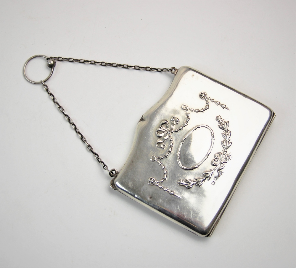 An Edwardian silver purse, Henry Matthews, Birmingham 1909, of typical form, with garland swag and