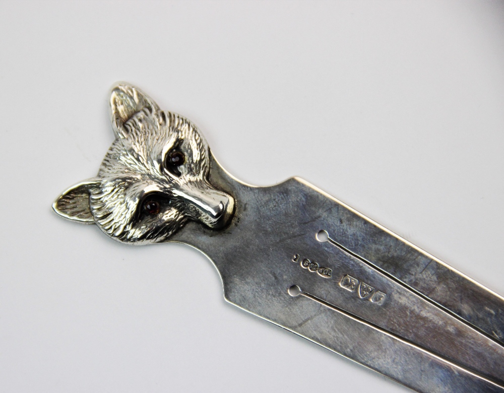 An Edwardian silver bookmark, Sampson Mordan & Co Ltd, Chester 1909, designed with a fox mask, - Bild 2 aus 2