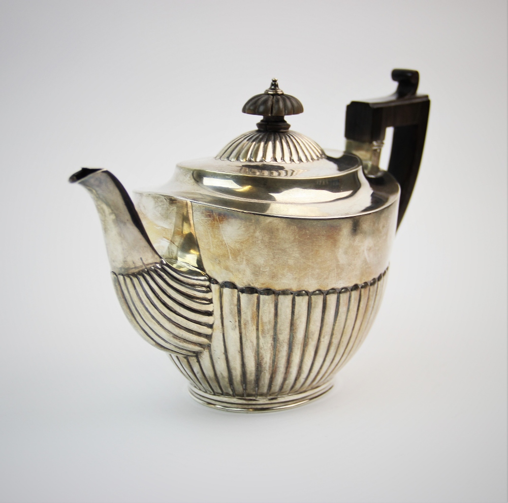 A Victorian silver teapot, Charles Stuart Harris, London 1888, of typical form, the half reeded body - Bild 2 aus 3