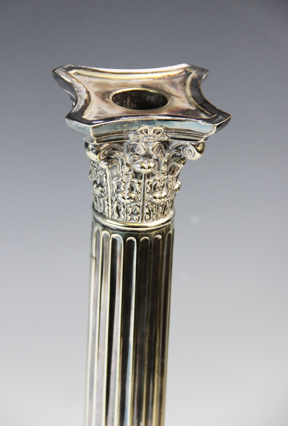 An early 20th century silver plated candlestick, designed as a Corinthian capital, atop a stop- - Bild 3 aus 3
