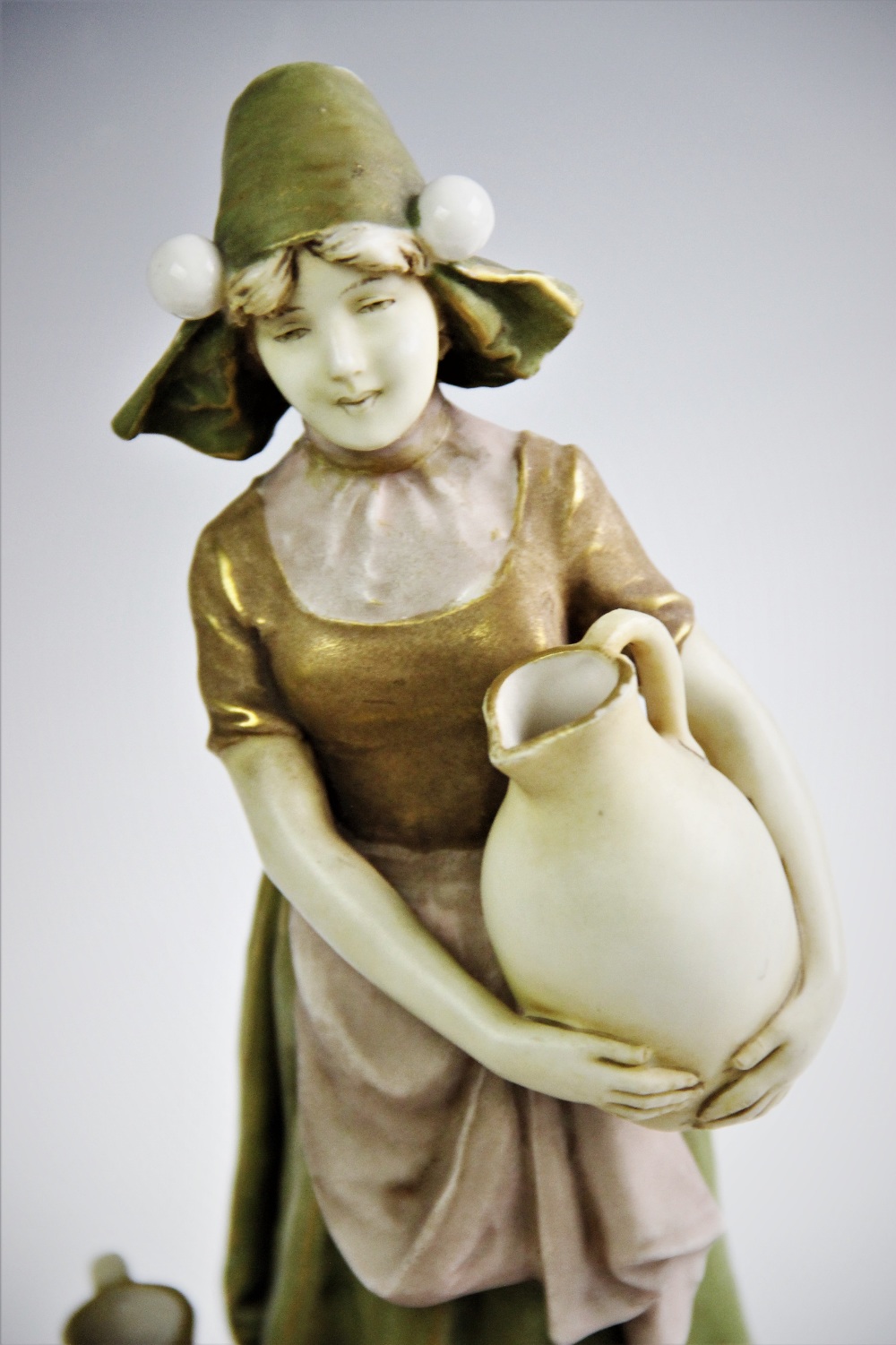 An Ernst Wahliss porcelain figurine, late 19th/early 20th century, modelled as a flower boy - Image 3 of 4