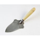 A silver bladed presentation trowel, Turner & Simpson, Birmingham 1931, un-engraved and with