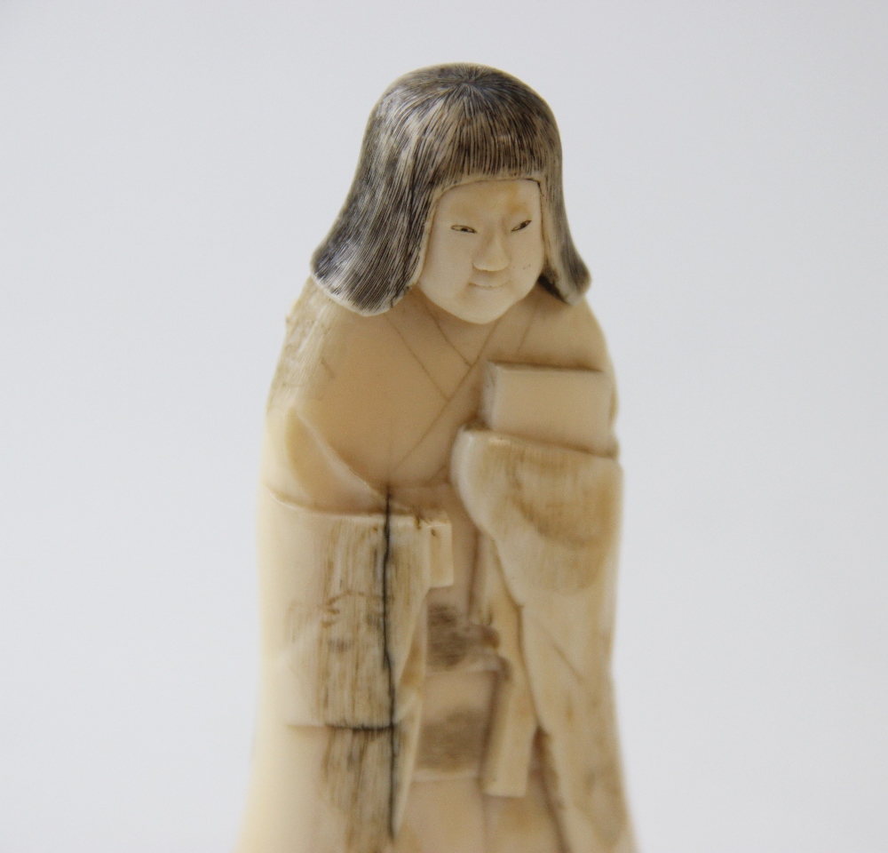 A Japanese carved figure, Meiji period (1868-1912), the female figure modelled standing with details - Bild 3 aus 3