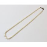 A graduated pearl necklace, comprising a single row of graduated round cultured pearls measuring