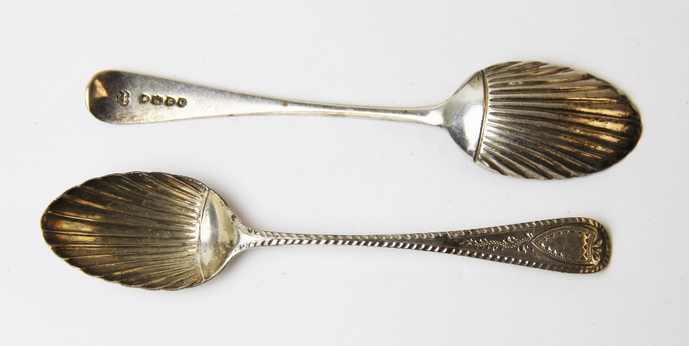 A set of twelve Victorian silver teaspoons, Wakely & Wheeler, London 1888, each with bright cut - Image 3 of 3