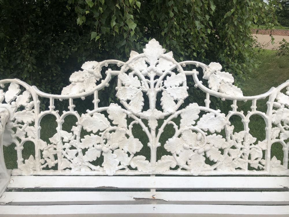 A Coalbrookdale style bench, oak leaf pattern, the white painted cast iron bench with wooden slatted - Bild 5 aus 13